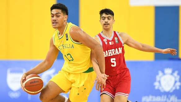 Roman Siulepa (left) in 2022 representing Australia at the FIBA Under-16 Asian Championship.