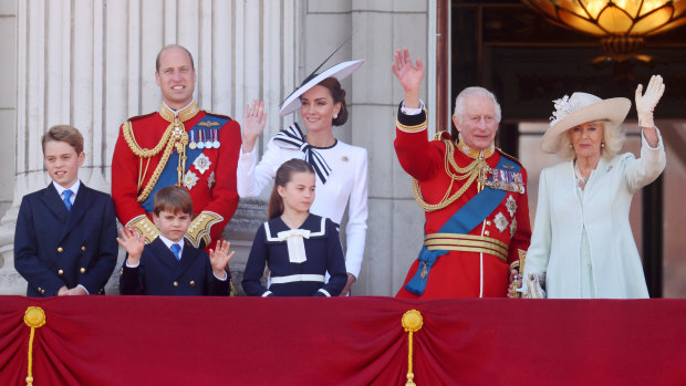 King allows public to see other side of famous palace balcony for first time