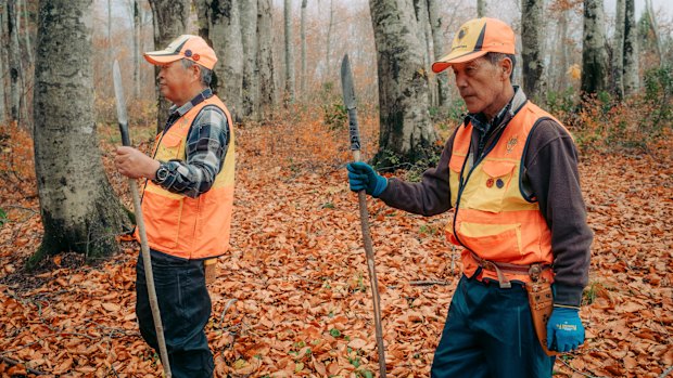Traditional hunters Hideo Suzuki and Masaru Ito roam the forests of Akita with traditional hunting tools known as “nagasa”.