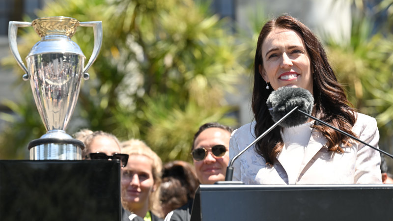 Yeni Zelanda Başbakanı Jacinda Ardern ateşli mikrofon üzerine yemin etti, David Seymour'dan özür diledi