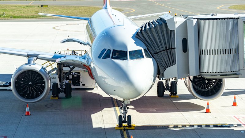Air traffic control woes stymie new Sydney airport’s 24-hour status