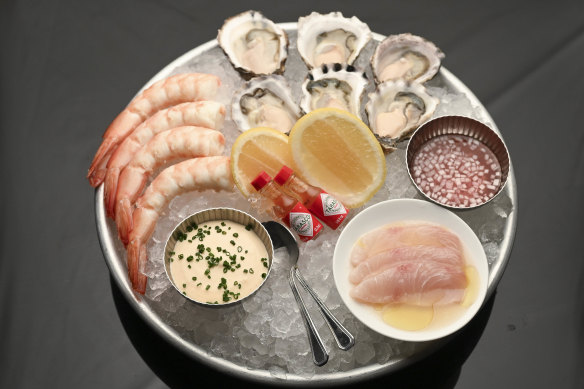 Petit plateau of six oysters, four king prawns and raw kingfish.