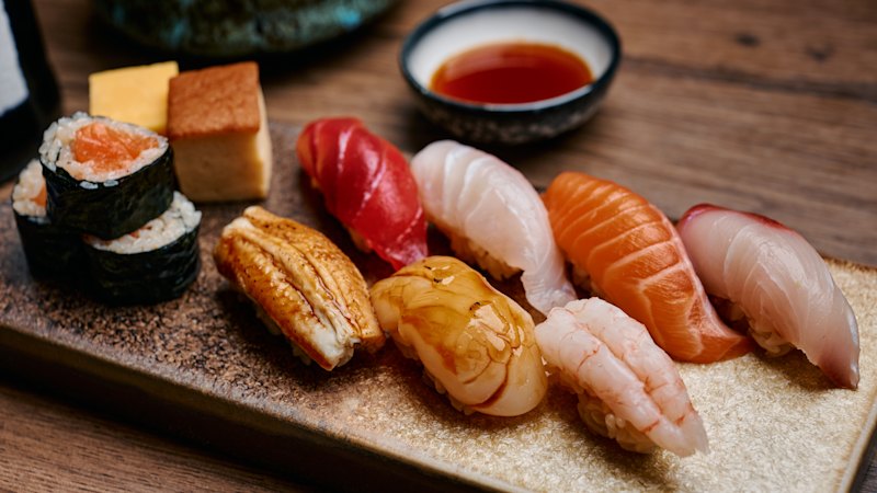 Kentaro highlights: outlets compare its sushi dinner counter with cheaper lunch offering