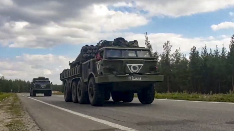 Rusya, Ukrayna karşı saldırırken iki bölgeden çekildiğini duyurdu