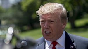 Donald Trump rozmawia z mediami przed wylotem do Japonii.
