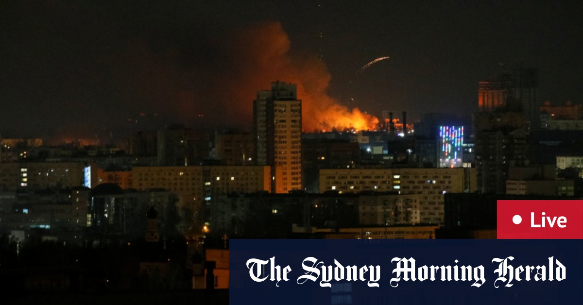 Kiev è circondata dalle truppe di Vladimir Putin;  Volodymyr Zelensky esorta i cittadini ucraini a combattere, le Nazioni Unite, gli Stati Uniti, il Regno Unito e l’Australia annunciano ulteriori sanzioni contro la Russia, i timori di inondazioni nel NSW, lo stato del New South Wales, cresce la grandine di piogge,