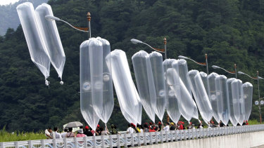 Güney Koreli aktivistler genellikle Kuzey Kore liderini kınayan broşürler taşıyan balonlar fırlatır.