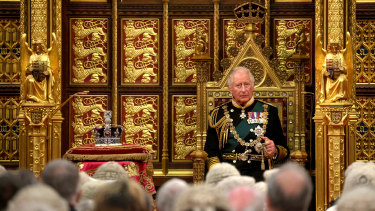 Prens Charles, Londra'daki Lordlar Kamarası'nda parlamentonun eyalet açılışı sırasında Kraliçe'nin Konuşmasını yaparken İmparatorluk Devlet Tacı'nın yanında oturuyor.