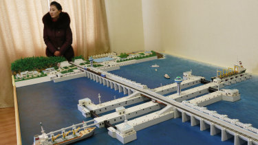 A model of the West Sea Barrage built in Nampo.