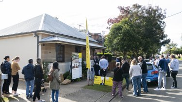 Ray White auctions drew an average of 2.9 active bidders last month.