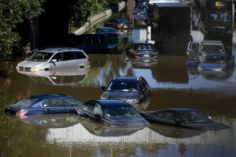 Cars and trucks stranded in high water on the Major Deegan Expressway in the Brox. 