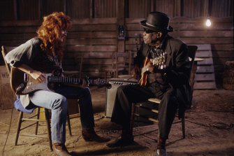 Bonnie Raitt with legendary blues performer John Lee Hooker. 