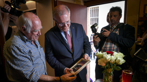 Prime Minister Scott Morrison visits Pellegrini's cafe in the wake of the Bourke Street attacks. 