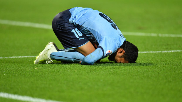 Reza Ghoochannejhad reacts after being denied a goal against Shanghai SIPG.