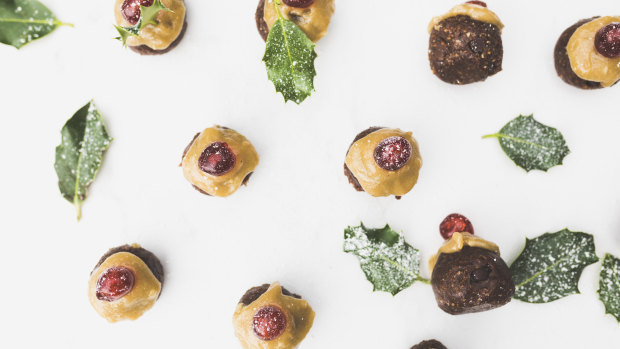 Sabrina Muscat, the woman behind vegan blog Rawspirations, has created chocolate chip pudding bliss balls for Christmas.