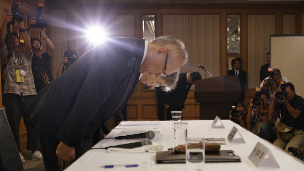 Tetsuo Yukioka, managing director of Tokyo Medical University (left) and Keisuke Tomizawa, a representative of the head of Tokyo Medical University (behind) bow during the press conference.