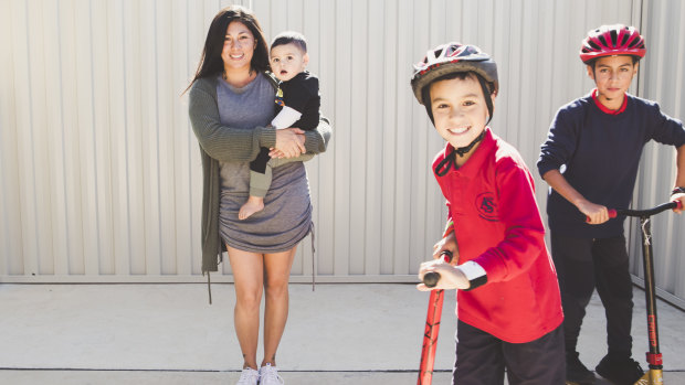 Carol Winikerei with three of her children, Taniora, 10 months, Tahi, 11 and Toka, 9. The WInikerei kids spend less than two hours on screen-based activities outside school each week.