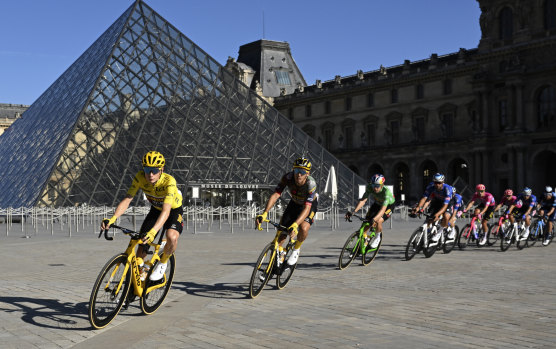 Jonas Vingegaard passes the Louvre en route to winning the Tour de France last year. 