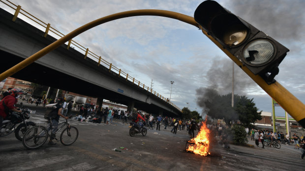 Despite the government announcing the withdrawal of an unpopular tax reform bill and the resignation of the finance minister, social unrest continues in Colombia. 