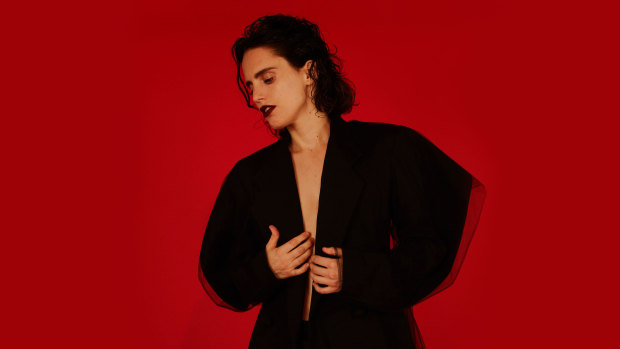 Anna Calvi brings her new album Hunter to the stage. 