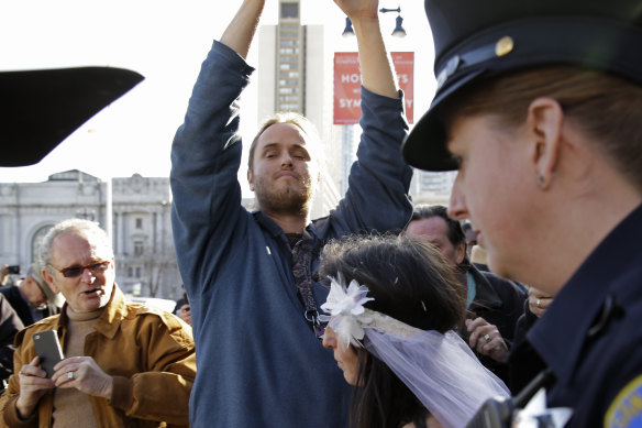 David DePape, 2013 yılında San Francisco Belediye Binası dışında çıplak bir düğün çekiyor.