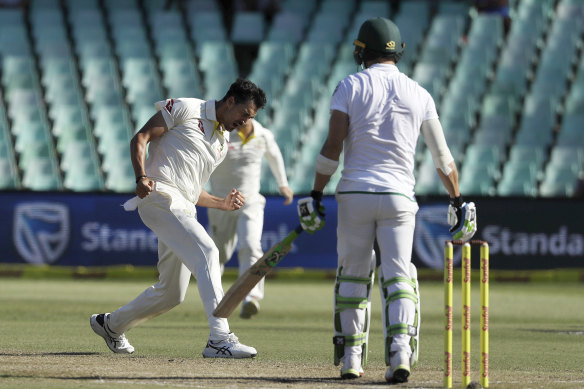 Mitchell Starc dismissed Faf du Plessis during the first Test in South Africa in 2018.