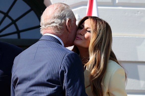 O Rei Charles cumprimenta Melania Trump.