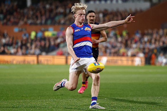 Sam Davidson of the Bulldogs kicks the ball.
