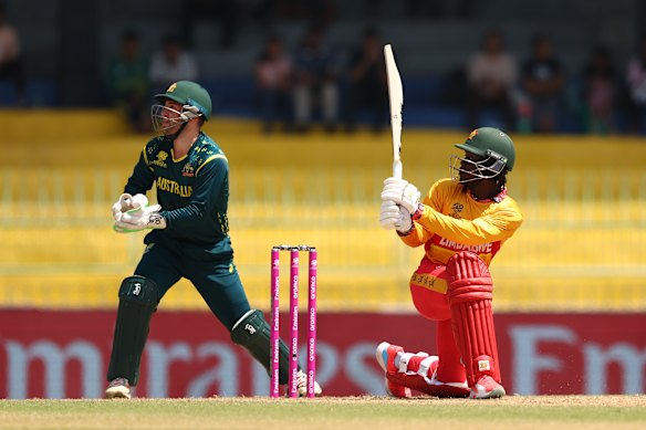 Zimbabwe's Tadiwanashe Marumani shoots.