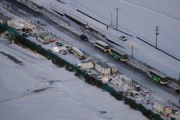 Cars and trucks are stuck on the snowy Tohoku Expressway in Miyagi prefecture.