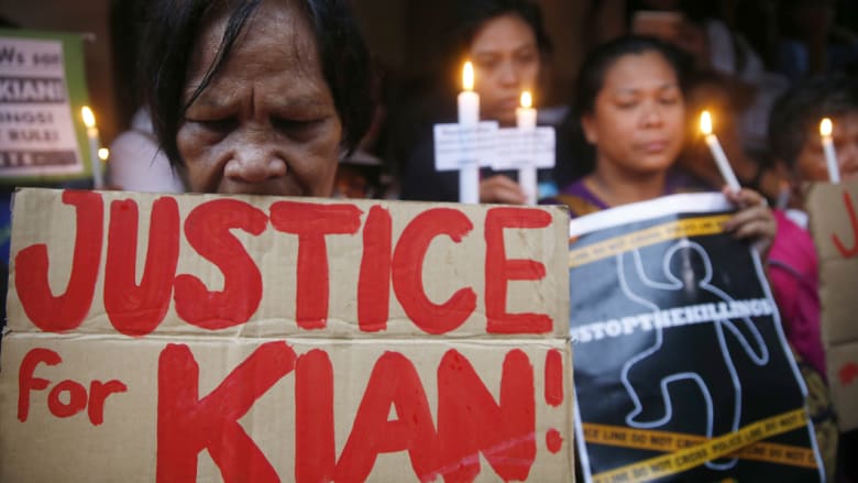 Para pengunjuk rasa menyerukan keadilan untuk remaja yang terbunuh Kian Loyd Delos Santos tahun lalu.