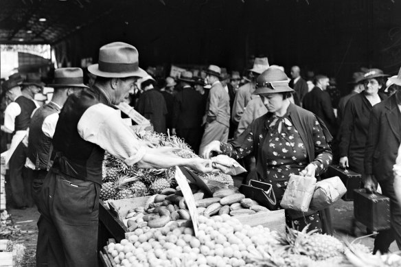 Christmas shoppers at Paddy’s Markets in Haymarket in December 1935.