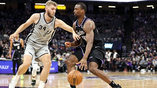 Jock Landale (left) in action for the Spurs.