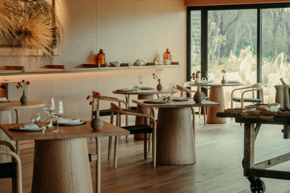 Barragunda’s dining room is all about earthy tones and natural materials.