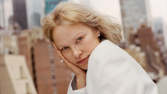 Pamela Anderson: “En realidad, se siente mejor cuando la gente tiene información real y tú tienes control sobre la historia de tu vida”.