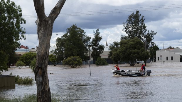 As it happened: Eugowra locals mourn resident found dead after dangerous floodwaters envelop Central West; two people missing as Lachlan River set to peak