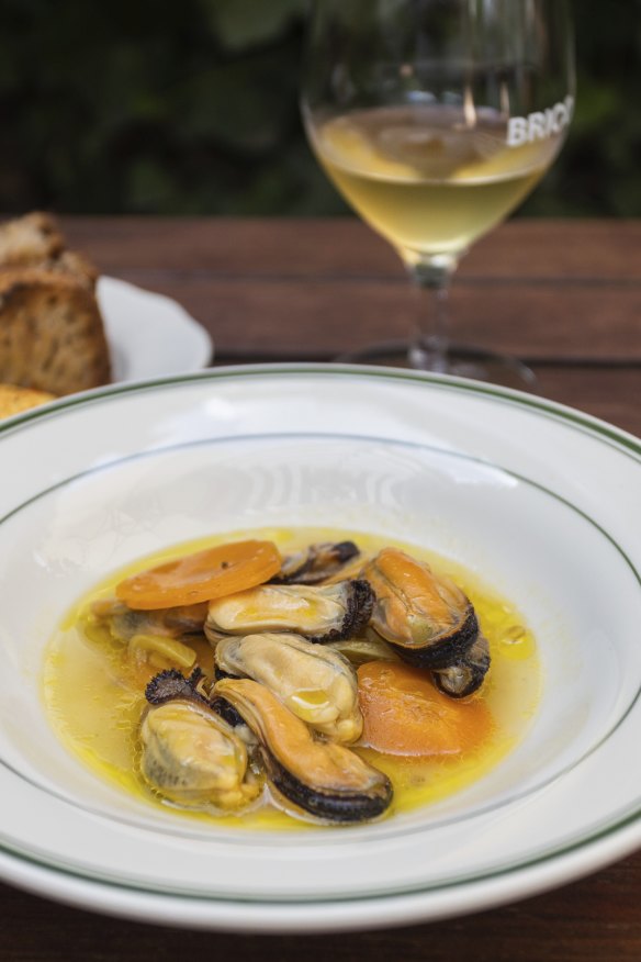 Mussels in escabeche with toast.