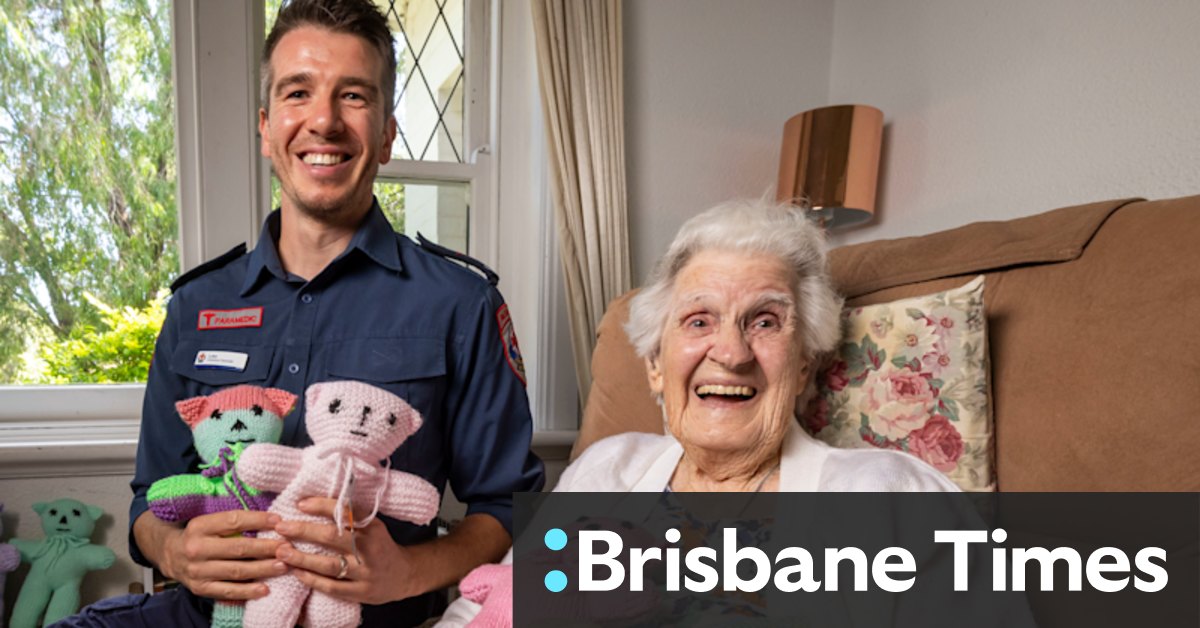 The 100-year-old Melbourne great-great-grandmother who knits trauma teddy bears for ambulance patients - Vimarsana News