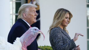 Donald und Melania Trump gehen weg, nachdem der US-Präsident am Dienstag zwei Thanksgiving-Truthähne begnadigt hat.