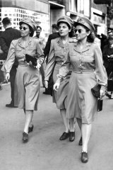American Army nurses sightseeing in Melbourne. 