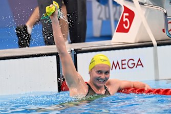 Ariarne Titmus celebrates after her 400-metre freestyle final win.