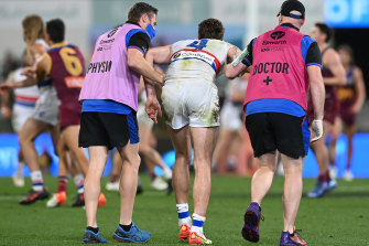 Sabato sera Marcos Bontempelli è stato aiutato a uscire da Gabba.