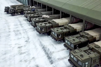 Rus ordusunun mobil İskender füze rampaları bir savaş alanında kullanılabilir.