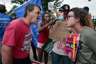 Rakip protestocular, Yüksek Mahkemenin Roe v Wade'i deviren duyurusunun ardından Missouri'deki Planlı Ebeveynlik dışında çatıştı.