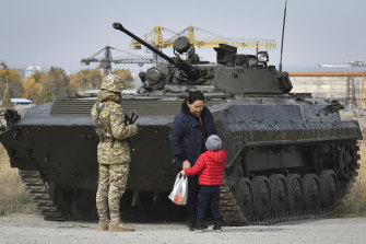 Soldiers of the Kyrgyz army at a city street checkpoint in Bishkek, Kyrgyzstan, on October 10, after President Sooronbai Jeenbekov decreed a state of emergency in the capital and ordered the military to enforce the measure. 