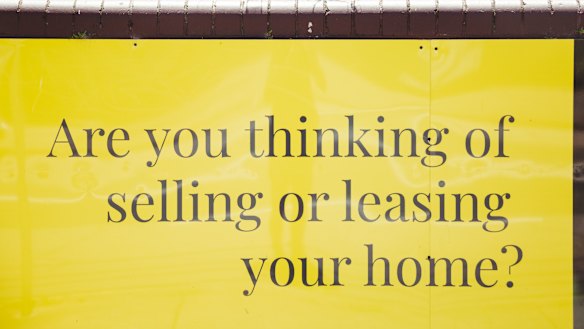 House values ​​in Sydney and Melbourne fell for the first time in a year.
