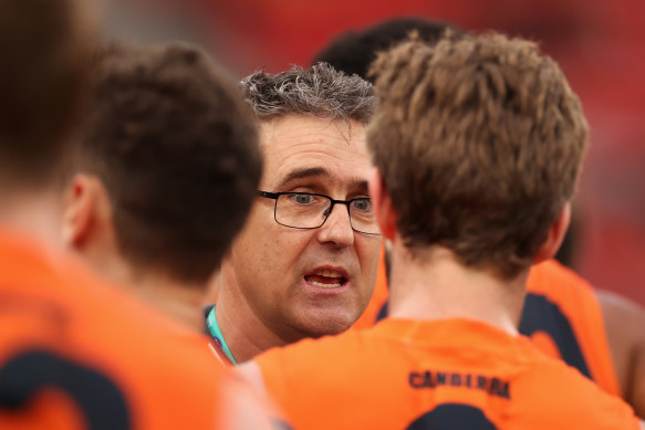 Giants head coach Leon Cameron talks to his players.