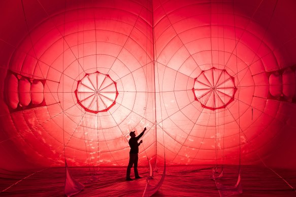 Inflation of red heart-shaped balloon by Balloon Aloft pilot Sam Huggins.