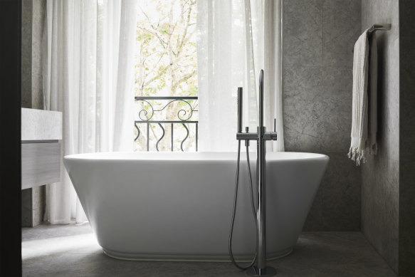 Deep ensuite soaking tub.