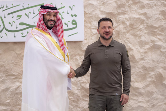 Le prince héritier saoudien Mohammed bin Salman accueille le président ukrainien Volodymyr Zelensky lors du sommet arabe à Djeddah, en Arabie saoudite.